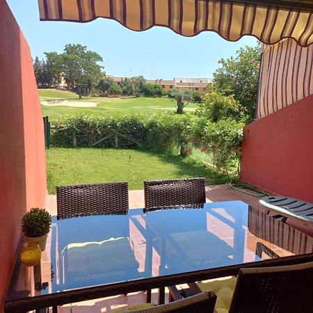 Olhando Um Campo De Golf Islantilla Ngoại thất bức ảnh