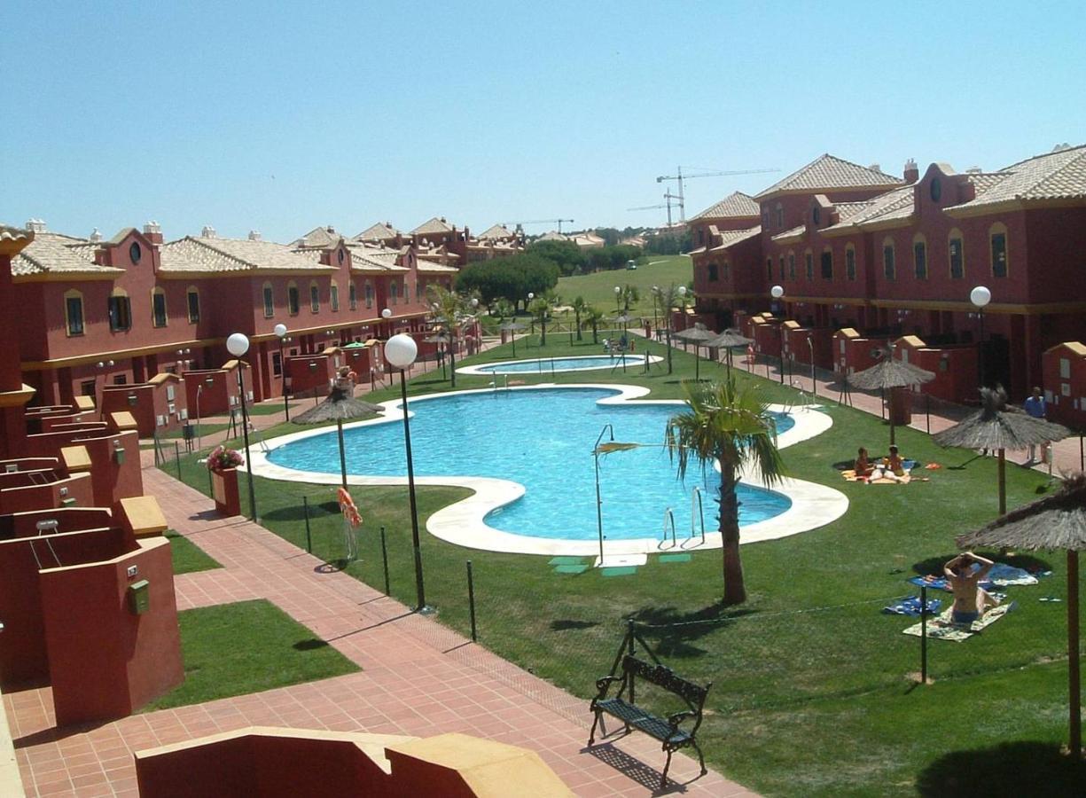 Olhando Um Campo De Golf Islantilla Ngoại thất bức ảnh