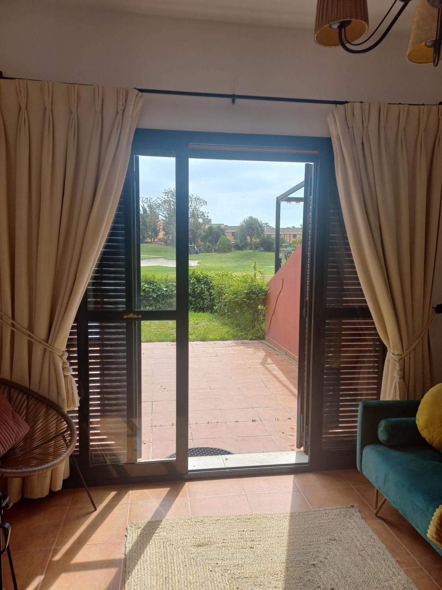 Olhando Um Campo De Golf Islantilla Ngoại thất bức ảnh